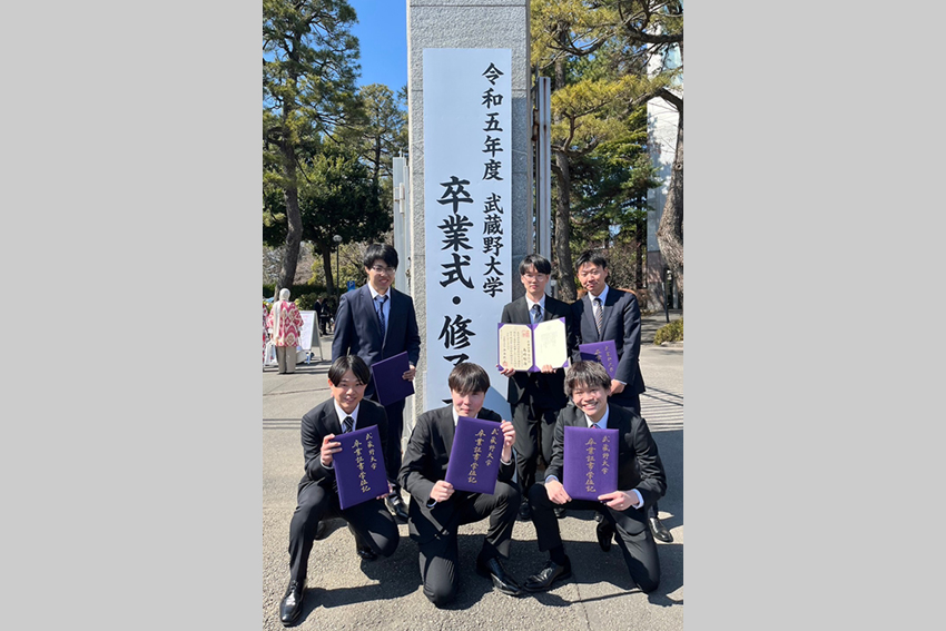 2024年3月に卒業。脇坂さんは後列右端