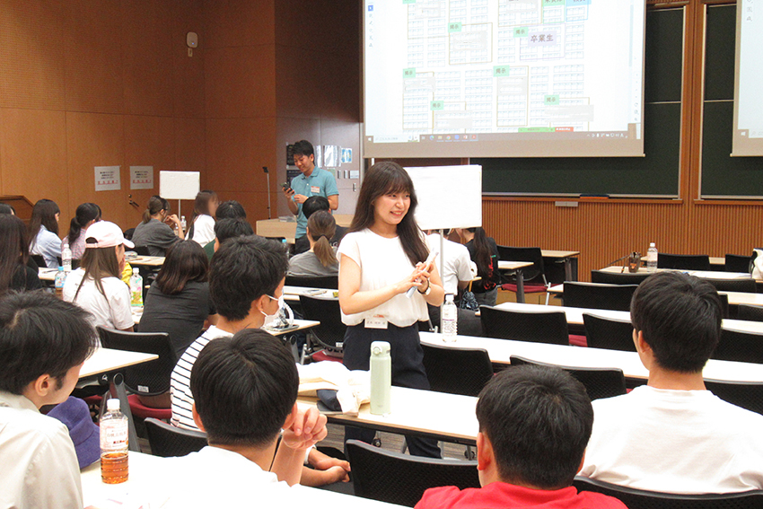 先輩のリアルなアドバイスに在学生も真剣です！