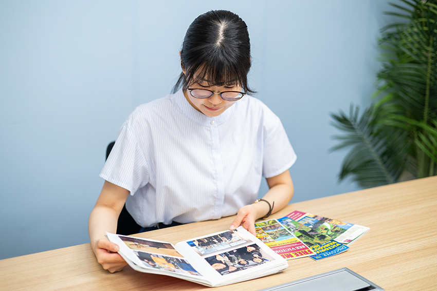 中学時代の研修旅行時の写真を懐かしそうに振り返る