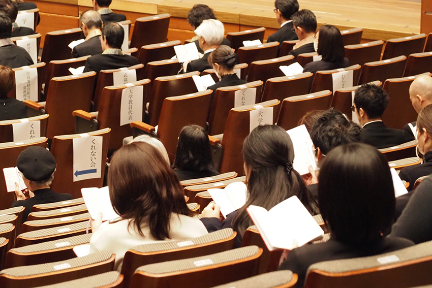 参列者全員で礼賛歌「み仏に抱かれて」を歌う。パイプオルガンの音色に胸がつまる