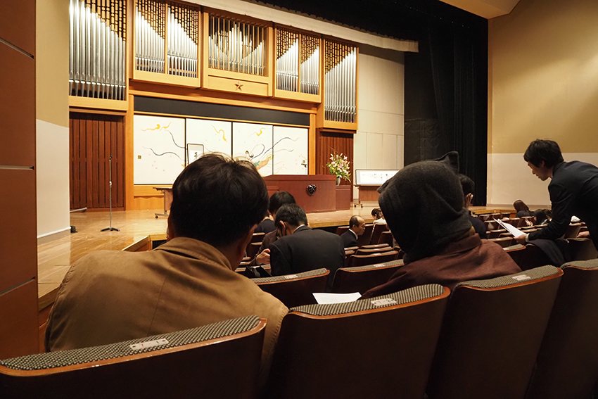 （お顔が見えないけれど）談笑中の土屋忍先生（左）と町田康先生（右）